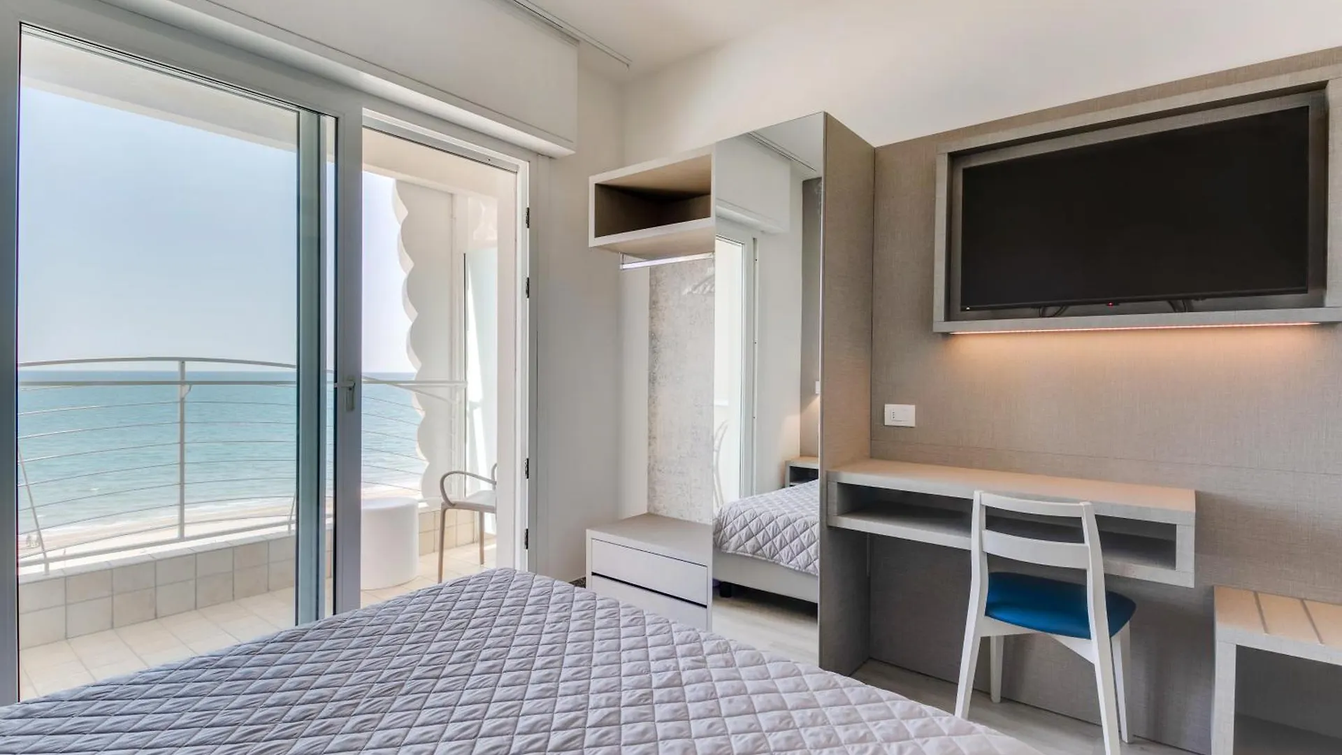 Marittimo Riccione - Hotel Clipper Fronte Mare 3*,  Italia