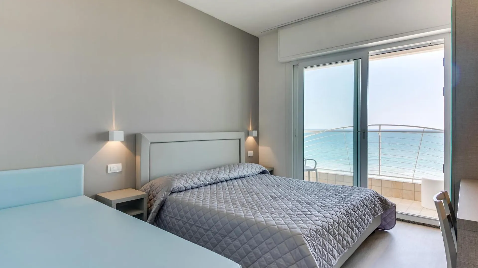 ***  Marittimo Riccione - Hotel Clipper Fronte Mare Italia